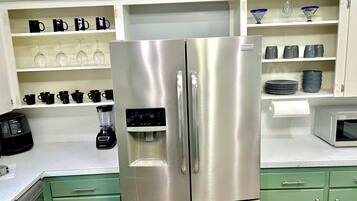 Mikrobølgeovn, ovn, kokeplater og oppvaskmaskin