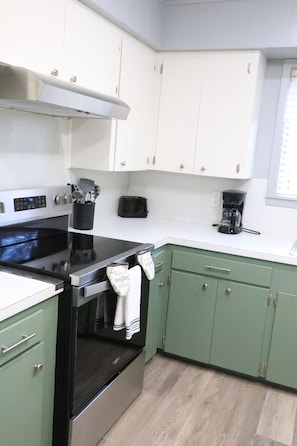 Microwave, oven, stovetop, dishwasher - Midcity Sunrise (Lake Charles)