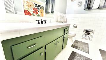 Hårføner, håndklær og toalettpapir