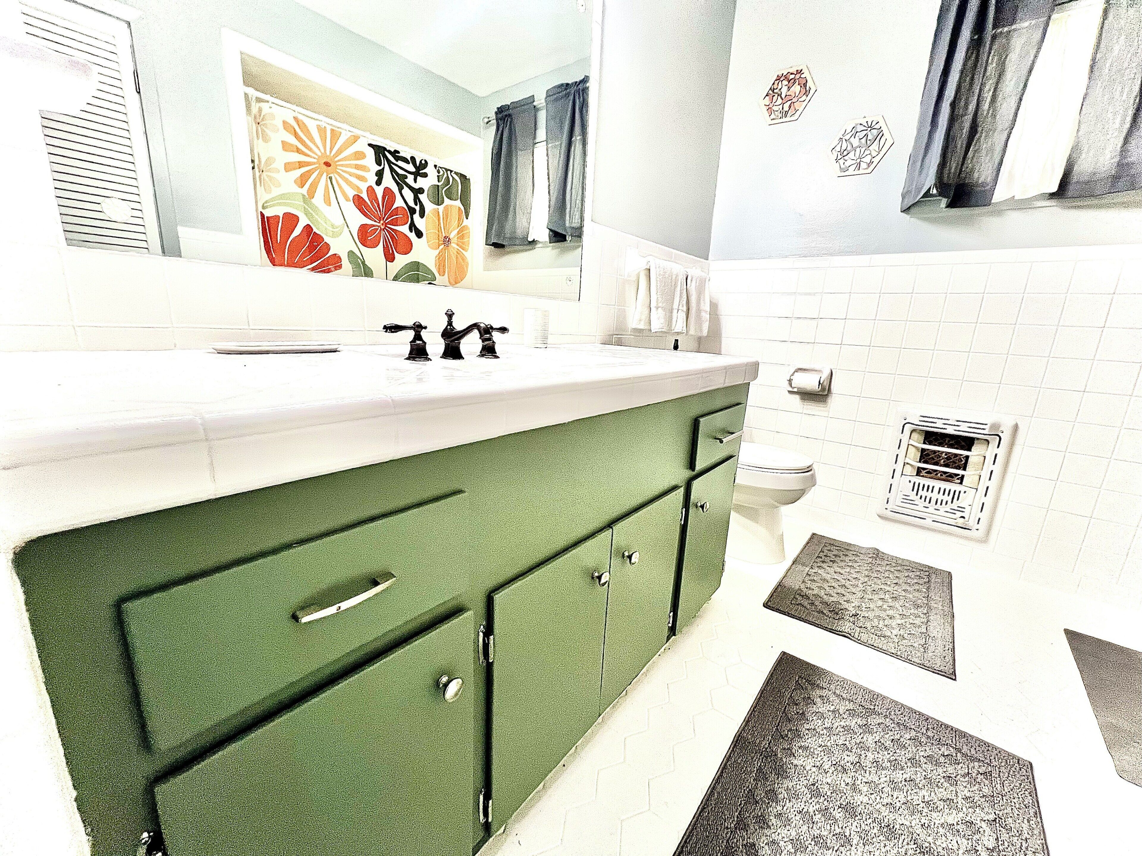 Secador de pelo, toallas y papel higiénico