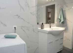 Dusj, hårføner, håndklær og såpe