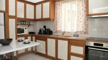 Réfrigérateur, micro-ondes, four, cafetiÚre/bouilloire