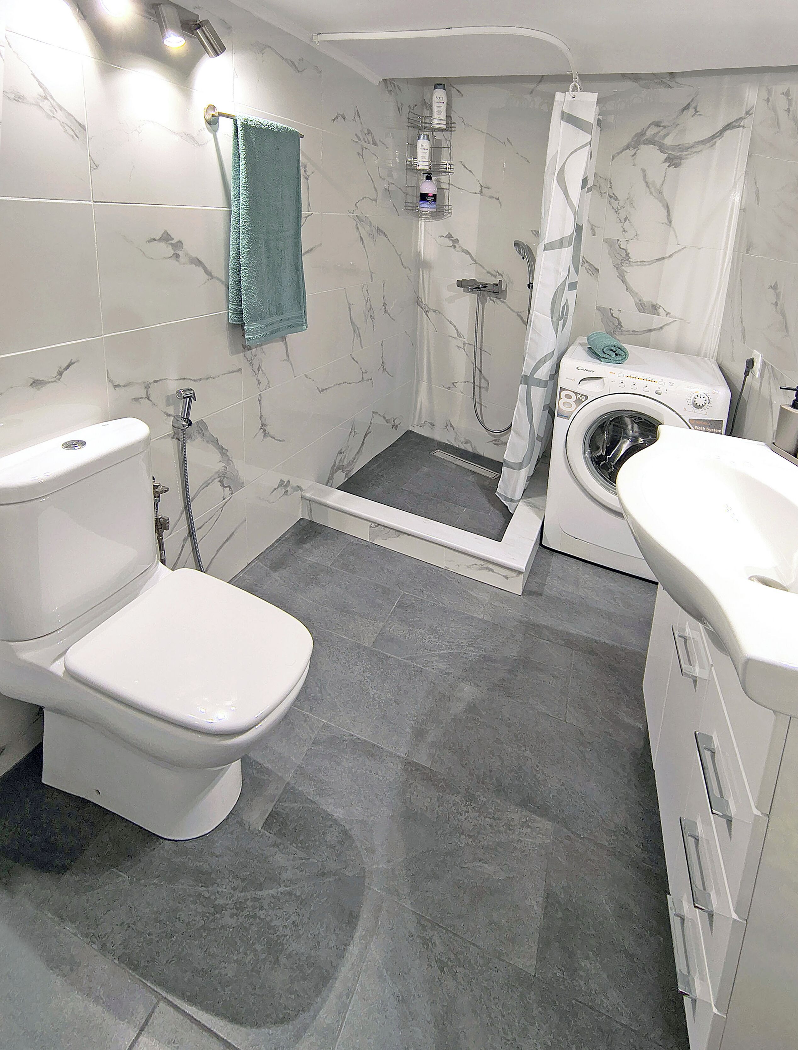 Douche, sèche-cheveux, serviettes fournies, savon