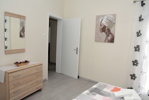 2 slaapkamers, een bureau, een strijkplank/strijkijzer, wifi