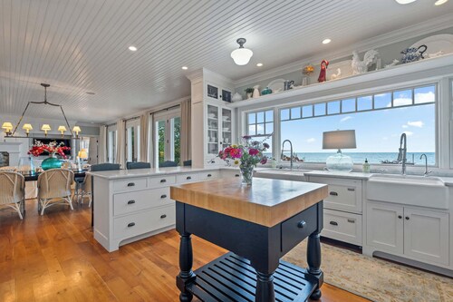 Dog Friendly-Luxury home on Lake Michigan