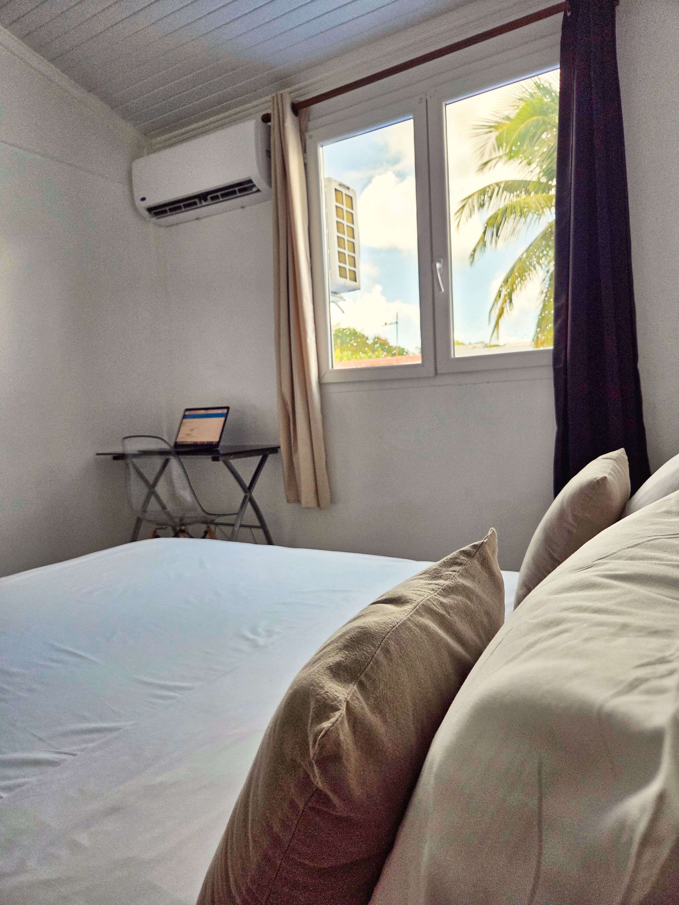 Silitysrauta/-lauta, Wi-Fi, vuodevaatteet