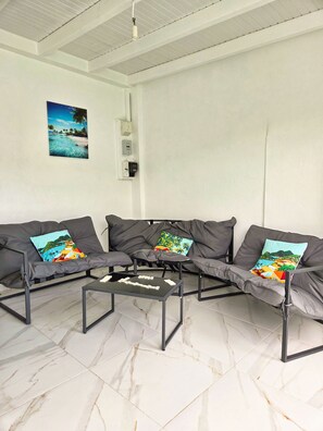 Living area - ⭐ Comfortable 3-bedroom house - Garden & BBQ - 5 min from Raizet airport (Les Abymes)