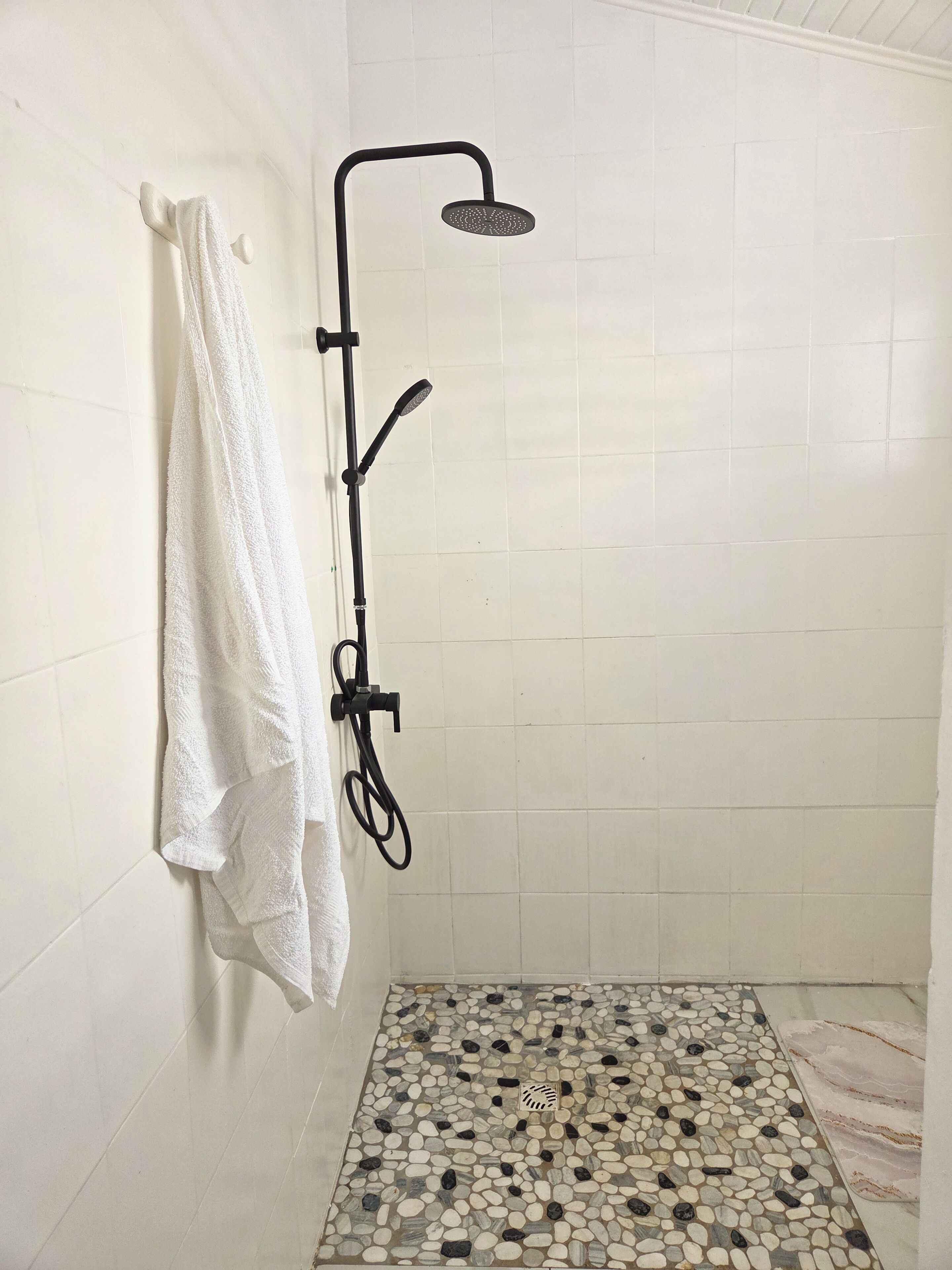 Douche, sèche-cheveux, serviettes fournies, savon