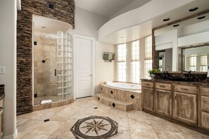 Hair dryer, towels, soap, toilet paper - Refined Desert Estate w/ Pool & Pickleball (Scottsdale)