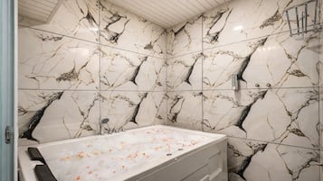 Quarto superluxo | Banheiro | Secador de cabelo, toalhas de banho, sabonete, shampoo