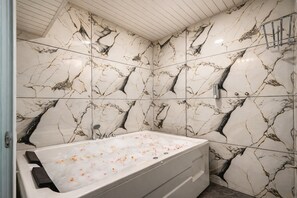 Luxury Room | Bathroom | Hair dryer, towels, soap, shampoo - Hotel Rism Suites Koramangala (Bengaluru)