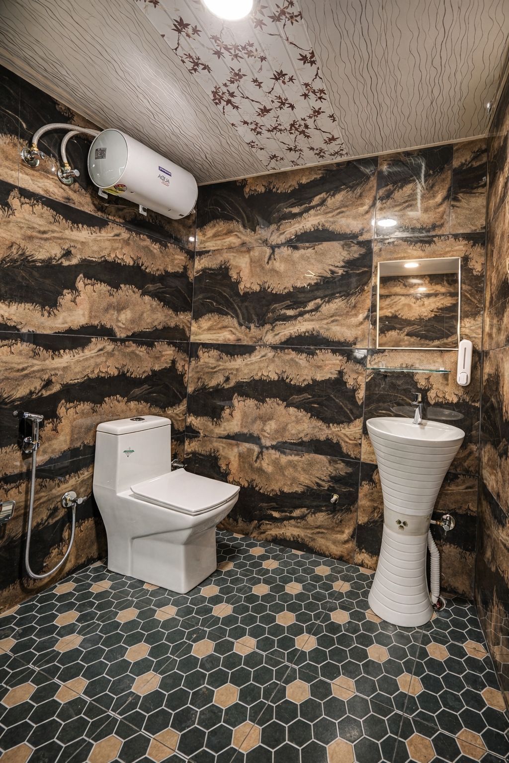 Kylpyhuoneessa on wc, pesuallas ja suihku. Seinissä on marmorikuviointi, ja lattialla on kuusikulmaisista laatoista muodostuva kuvio.