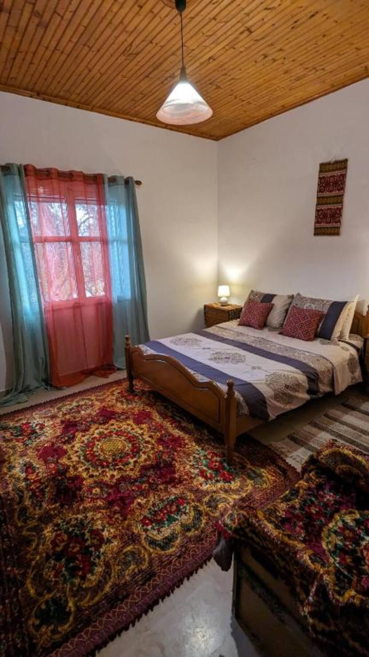 2 bedrooms, iron/ironing board, internet, bed sheets