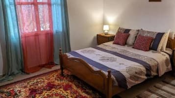 2 bedrooms, iron/ironing board, internet, bed sheets