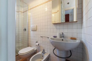 Douche, sèche-cheveux, bidet, serviettes fournies