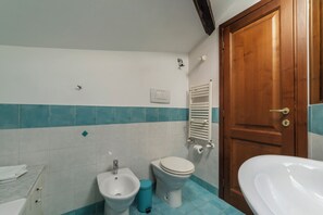 Douche, sèche-cheveux, bidet, serviettes fournies
