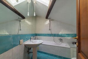 Shower, hair dryer, bidet, towels - Manara 29 - FromHometoRome (Roma)