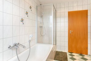 Douche, sèche-cheveux, serviettes fournies