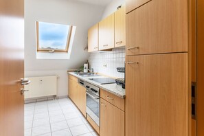 Jääkaappi, mikroaaltouuni, uuni, liesi