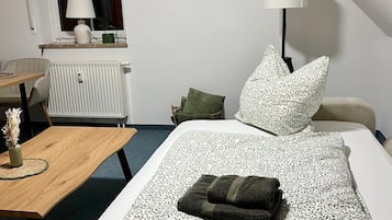 Tabla de planchar con plancha, wifi y ropa de cama