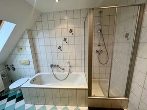 Shower, hair dryer, towels - Comfortable 3-Room Apartment with Mountain View and Wi-Fi (Sonneberg)