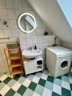 Douche, sèche-cheveux, serviettes fournies