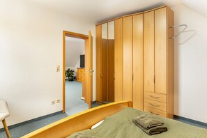 2 habitaciones, tabla de planchar con plancha, wifi y ropa de cama 