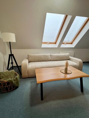 TV - Comfortable 3-Room Apartment with Mountain View and Wi-Fi (Sonneberg)