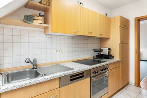 Frigorífico, microondas, horno y placa de cocina