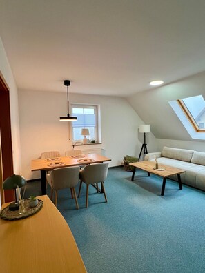 Dining - Comfortable 3-Room Apartment with Mountain View and Wi-Fi (Sonneberg)