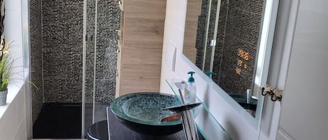 Douche, sĂšche-cheveux