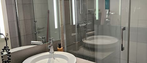 Secadora de cabello, toallas, jabón, papel de baño