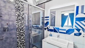 Huone, 1 keskisuuri parisänky, oma kylpyhuone, merinäköala | Kylpyhuone | Suihku, ilmaiset hygieniatuotteet, hiustenkuivaaja, pyyhkeet