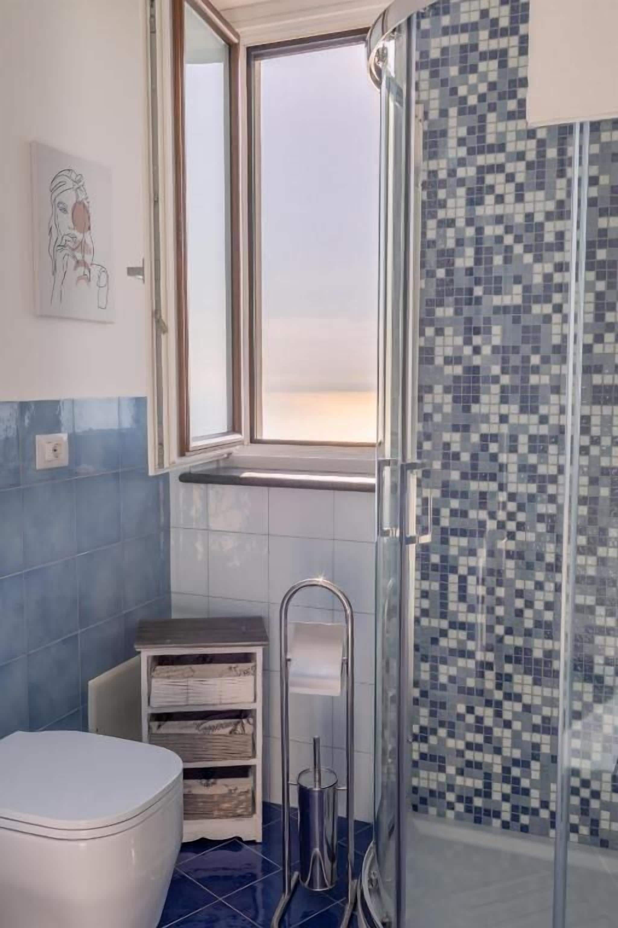 Habitación doble, 1 cama de matrimonio, baño privado, vistas al mar | Baño | Ducha, artículos de higiene personal gratuitos y secador de pelo