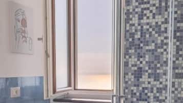 Doppelzimmer, 1 Queen-Bett, eigenes Bad, Meerblick | Badezimmer | Dusche, kostenlose Toilettenartikel, Haartrockner, Handtücher