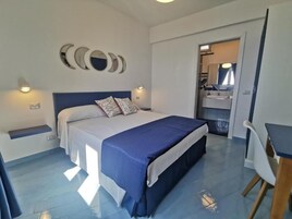 Quarto triplo, 1 cama Queen, banheiro privativo, vista para o mar | Escrivaninha, Wi-Fi de cortesia