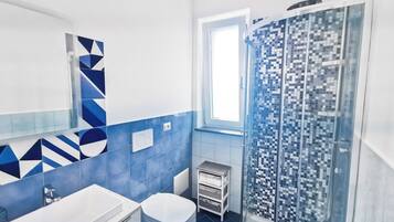 Een douche, gratis toiletartikelen, een haardroger, handdoeken