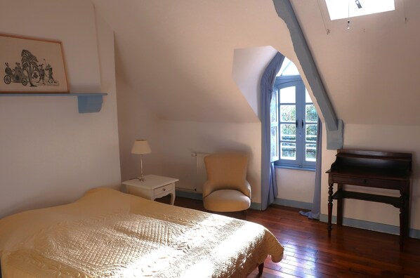 Room - 1930s-style house, large garden, 10-minute walk to beach. Ideal for 2 to 3 families. (Erquy)