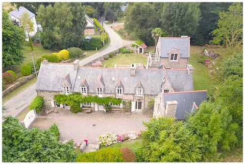 1930s-style house, large garden, 10-minute walk to beach. Ideal for 2 to 3 families.