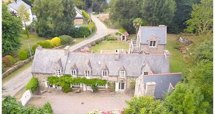 1930s-style house, large garden, 10-minute walk to beach. Ideal for 2 to 3 families.