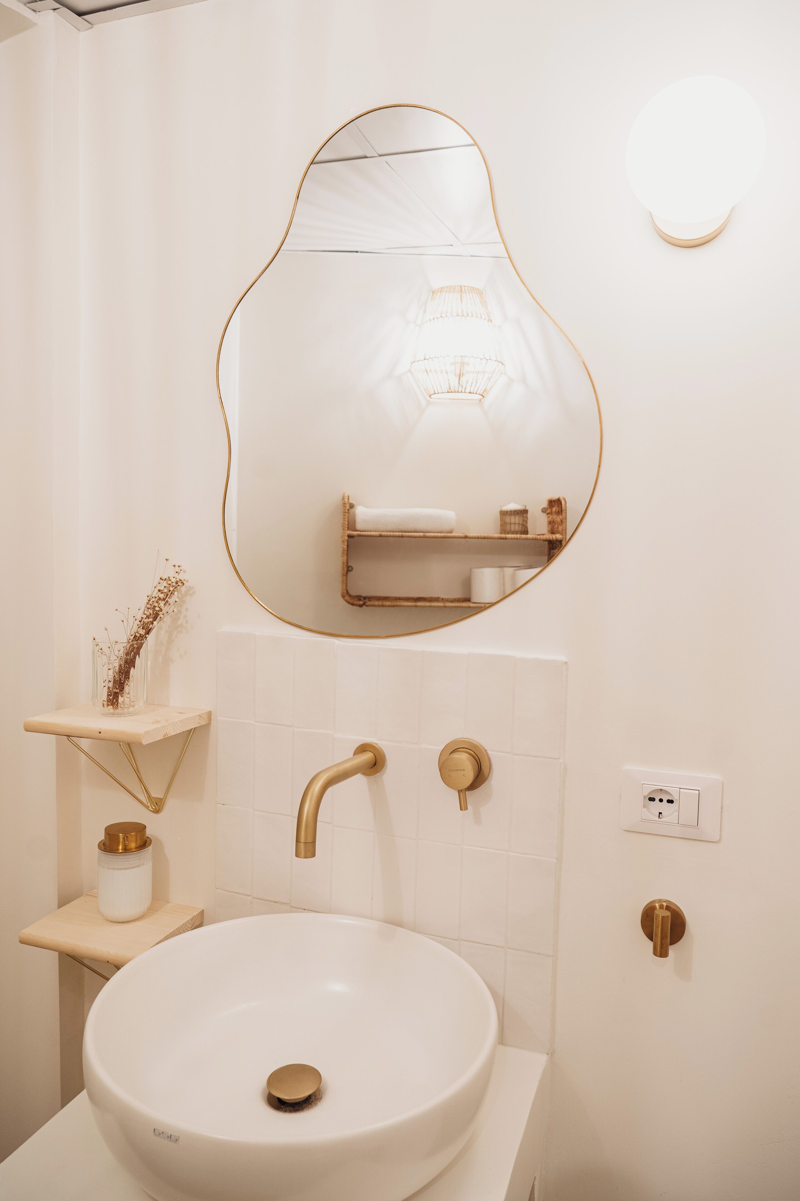 Sèche-cheveux, serviettes fournies, savon, papier toilette