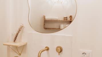 SĂšche-cheveux, serviettes fournies, savon, papier toilette