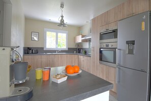 Fridge, microwave, oven, dishwasher - Friendly house for 8 with garden in Noirmoutier (Noirmoutier-en-l´Ile)