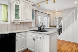 Fridge, microwave, stovetop, coffee/tea maker - Calm heritage home in downtown Beaumont. Walk to shops, dining, clinic. Full private house, pet friendly, spacious, minutes to airport. Quiet stay! (Beaumont)