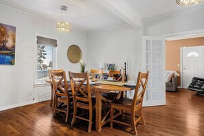 Dining - Calm heritage home in downtown Beaumont. Walk to shops, dining, clinic. Full private house, pet friendly, spacious, minutes to airport. Quiet stay! (Beaumont)