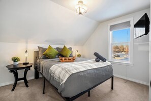 Free WiFi - Calm heritage home in downtown Beaumont. Walk to shops, dining, clinic. Full private house, pet friendly, spacious, minutes to airport. Quiet stay! (Beaumont)