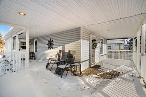 Terrace/patio - Calm heritage home in downtown Beaumont. Walk to shops, dining, clinic. Full private house, pet friendly, spacious, minutes to airport. Quiet stay! (Beaumont)