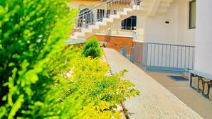 Property grounds - 2-bedroom apartment in Kigali with AC, a swimming pool, and great city views. (Kigali)