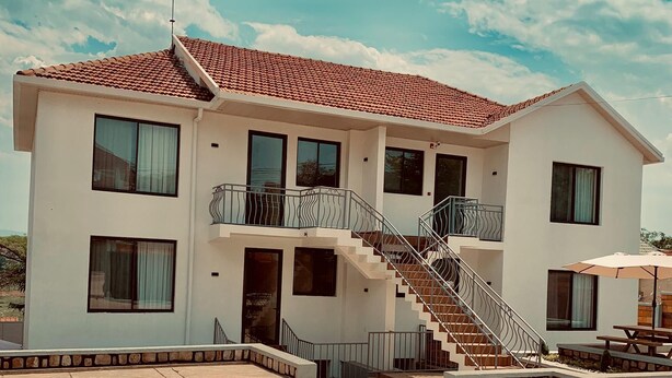 Exterior - 2-bedroom apartment in Kigali with AC, a swimming pool, and great city views. (Kigali)