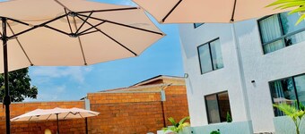 2-bedroom apartment in Kigali with AC, a swimming pool, and great city views.